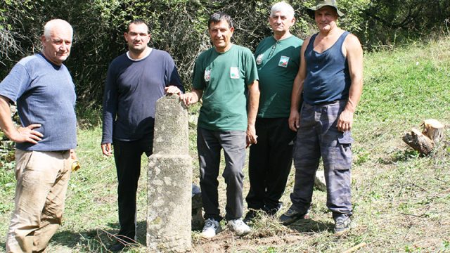 NA OVOJ SLICI PRVI ČOVEK SA LEVE STRANE JE DRAGIŠA STRAHINJIĆ, KOJI ŽIVI U BITOLJU. DRAGIŠA JE ROĐEN U SRBIJI A SLUŽIO JE VOJSKU U BITOLJU.