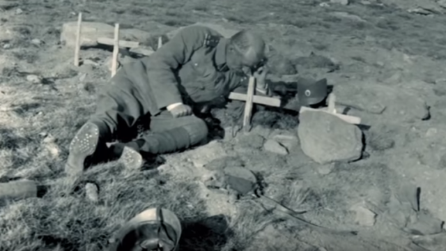 SRPSKI VOJNIK PORED GROBA