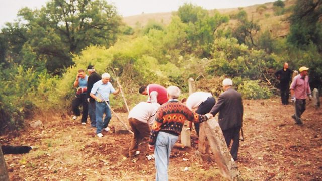 ČIŠĆENJE GROBALJA U SELU SKOČIVIR